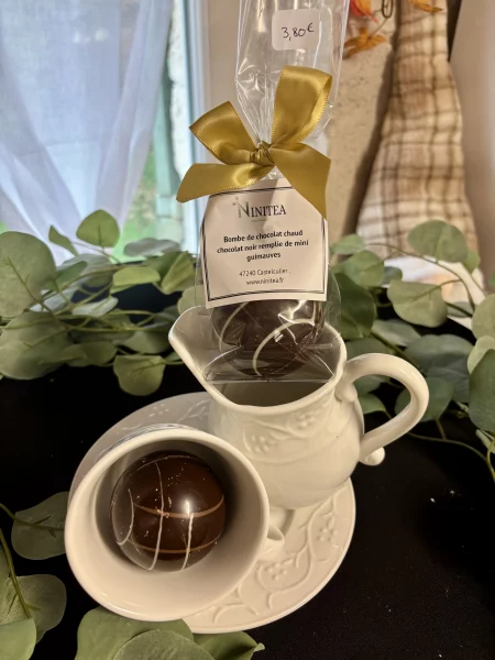 Bombe chocolat noir remplie de mini guimauves