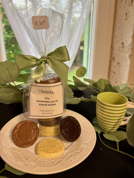 Tuiles Chocolat blanc, noir ,lait éclats de noisettes